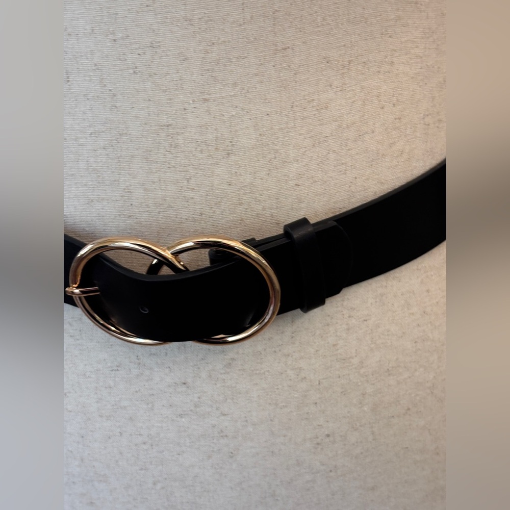 Elegant Black Leather Belt with Gold Buckle Women’s Medium/Large Wardrobe Basic - Picture 2 of 5